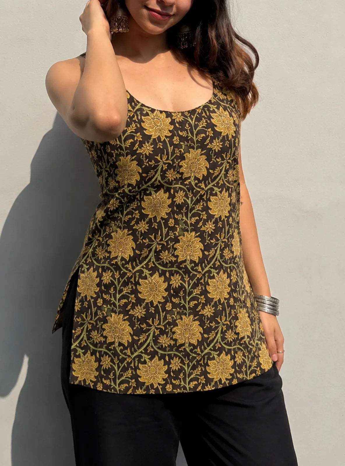 Tanvi Short Sleeveless Kurti
