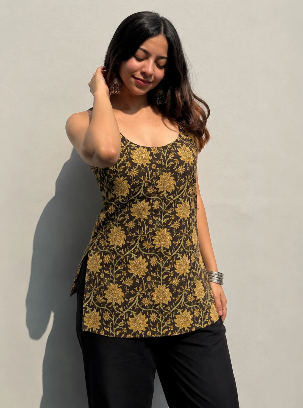 Tanvi Short Sleeveless Kurti